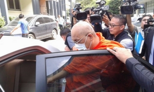 ฝากขังพระโฉ่! อ้างชื่อ “บิ๊กป้อม” อนาจารเด็ก-โกงเงินทอนวัด แต่ไม่พร้อมลาสิกขา
