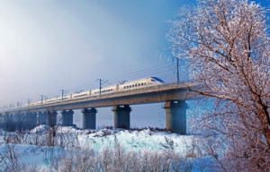 จีนฉลอง “รถไฟความเร็วสูงเมืองหนาว” สายแรกของโลกวิ่งครบรอบ 5 ปี ให้บริการแล้วกว่า 300 ล้านเที่ยว (ชมภาพ)