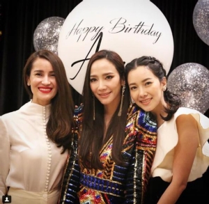 “แอน ทองประสม” โผล่เซอร์ไพรส์ปาร์ตี้วันเกิด “อั้ม พัชราภา” ครบ 39 ปี