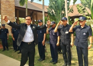 “ประยุทธ์” เบ่งกล้ามโชว์ยันแข็งแรงดี ขอบคุณสื่อที่ห่วงอาการป่วย