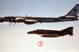 สิ้นสุดข้อสงสัย 40 ปี ตอนขึ้นสกัด Tu-95 "พี่หมีใหญ่" เหตุใด F-4 "แฟนทอม" สหรัฐบินหงายท้อง?