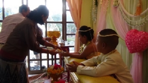 ตามความเชื่อ .. สอบต.จัดงานแต่งให้หลานฝาแฝดชายหญิงวัย 6 ขวบ