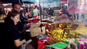 ชาวไทยเชื้อสายจีนในพื้นที่ ตอ.จับจ่ายสินค้าในวันจ่ายอย่างคึกคัก
