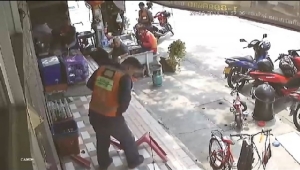 ลั่นเลย! คลิปวิดีโอวินจักรยานยนต์ดวงกุด นั่งขาเก้าอี้หักถึง 2 คน