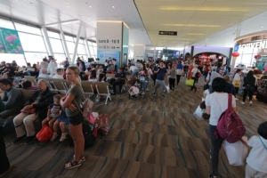 สนามบินภูเก็ตจะแตก! ผู้โดยสารรอขึ้นเครื่องแน่น เหตุเครื่องบินดีเลย์จากการซ่อมทางวิ่ง
