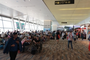สนามบินภูเก็ตจะแตก! ผู้โดยสารรอขึ้นเครื่องแน่น เหตุเครื่องบินดีเลย์จากการซ่อมทางวิ่ง