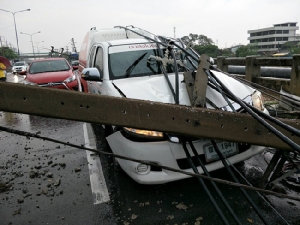 ฝนถล่มปทุมธานีลมแรงพัดเสาไฟ 11 ต้น ล้มทับรถยนต์ชาวบ้านเสียหาย 5 คัน เจ็บ 3
