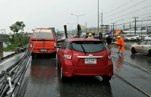 ฝนถล่มปทุมธานีลมแรงพัดเสาไฟ 11 ต้น ล้มทับรถยนต์ชาวบ้านเสียหาย 5 คัน เจ็บ 3