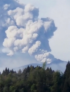 ภาพน่าสะพรึง! ภูเขาไฟ “เจมส์บอนด์” ในญี่ปุ่นเกิดปะทุรุนแรง เตือนอย่าเข้าใกล้ (ชมคลิป)