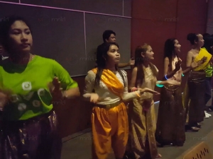 แดนซ์กระจาย! บรรดา “แม่หญิงออเจ้า” สวมชุดไทยเต้นแอโรบิกหมู่ในงานสร้างสุขภาคใต้ครั้งที่ 10 (ชมคลิป)