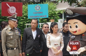 “บิ๊กอวบ” ตรวจตู้แดงบ้าน “ใบเตย อาร์สยาม” ชวนวัยรุ่นแต่งชุดไทยเล่นน้ำสงกรานต์