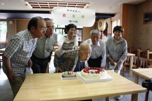 ปู่ทวดชาวญี่ปุ่นเผยเคล็ดลับอายุยืนที่สุดในโลก