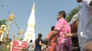 (ชมคลิป)ชาวไทย-ลาวแห่ชักรอกสรงน้ำยอดพระธาตุพนม สูงกว่า 50 เมตร 1 ปีมีครั้งเดียว
