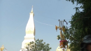 (ชมคลิป)ชาวไทย-ลาวแห่ชักรอกสรงน้ำยอดพระธาตุพนม สูงกว่า 50 เมตร 1 ปีมีครั้งเดียว