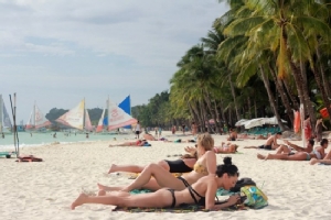 Philippines closes Boracay to tourists under high security