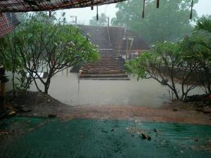 ฝนตกหนักตลอดทั้งวันทำน้ำท่วมขังโบราณสถานเมืองราชบุรี