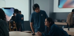 ความไม่พอใจของลูกค้าที่ร้านแอปเปิลในโฆษณาซัมซุง เพื่อโจมตีว่าต้นสังกัดไอโฟนแก้ไขปัญหาที่เกิดขึ้นกับ iOS 11.2.6 บนอุปกรณ์รุ่นเก่าได้ไม่สมบูรณ์