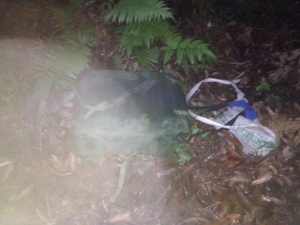 ล่าทั้งคืน! 2 ชายฉกรรจ์หนีรอดเข้าป่าชายแดนไทย-พม่าทิ้งยาไอซ์มูลค่ากว่า 30 ล้าน