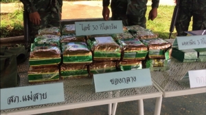 ล่าทั้งคืน! 2 ชายฉกรรจ์หนีรอดเข้าป่าชายแดนไทย-พม่าทิ้งยาไอซ์มูลค่ากว่า 30 ล้าน