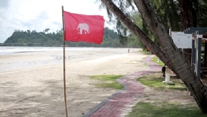 คลื่นลมแรง จนท.ป้องกันภัยเกาะช้างเร่งเตือนนักท่องเที่ยวไม่ให้ลงเล่นน้ำบริเวณชายหาด