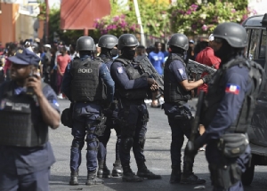 “เฮติ” ยอมยกเลิกปรับราคาน้ำมัน หลังเกิดจลาจล รปภ.นักการเมืองถูกเผากลางถนน ยอดดับรวม 4