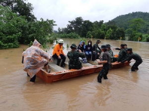 ทหารลุยน้ำช่วยชาวบ้าน 4 หมู่บ้าน ถูกน้ำท่วมในอำเภอดงหลวง