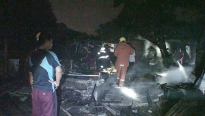 เกิดเหตุเพลิงไหม้บ้านในเขตแหลมฉบังเก่า จ.ชลบุรี โชคดีไม่ลุกลามติดบ้านหลังอื่น