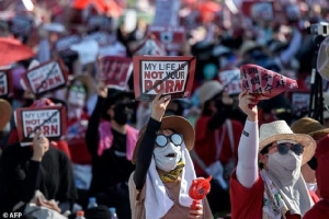 หญิงเกาหลีใต้แห่ประท้วงมากเป็นประวัติการณ์ต่อต้าน “คลิปโป๊แอบถ่าย”