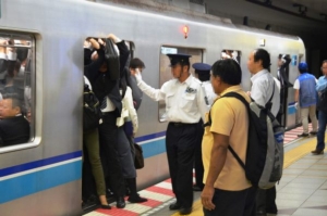 เผยผลสำรวจ รถไฟสายไหนแออัดยัดเยียดที่สุดในญี่ปุ่น