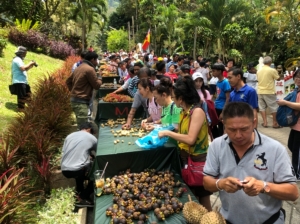 นักท่องเที่ยวไทย-มาเลย์กว่า 2,000 คน แห่ชิมผลไม้ในเทศกาลอาหารรสดี ผลไม้รสเด่นเบตง