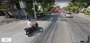 กูเกิลโครม! เปิดภาพจาก Google Street View หนุ่มขี่จักรยานยนต์ไม่มองทาง ตำท้ายแท็กซี่คว่ำ