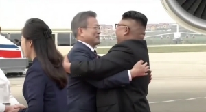 In Clip: ผู้นำสองเกาหลี ‘คิม-มุน’ โอบกอดที่สนามบินเปียงยาง เปิดฉากประชุมซัมมิตครั้งที่ 3