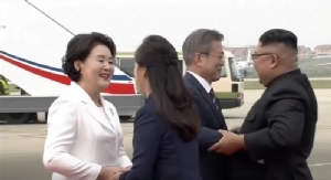 In Clip: ผู้นำสองเกาหลี ‘คิม-มุน’ โอบกอดที่สนามบินเปียงยาง เปิดฉากประชุมซัมมิตครั้งที่ 3