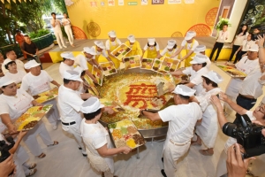 โคราชจัดเต็มเทศกาลกินเจ ฮือฮาปรุงเมนูเจกุศล “ข้าวผัดฟิวชัน 5 สีกระทะยักษ์” ใหญ่สุดในไทย