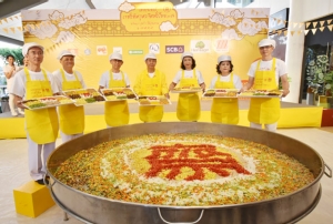 โคราชจัดเต็มเทศกาลกินเจ ฮือฮาปรุงเมนูเจกุศล “ข้าวผัดฟิวชัน 5 สีกระทะยักษ์” ใหญ่สุดในไทย