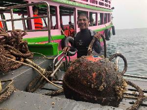 ตรังพร้อมระดมนักดำน้ำจิตอาสาผูกทุ่นจอดเรือ รับนักท่องเทียวแห่ชมท่องทะเลตรัง ย้ำอย่าทิ้งสมอเรือในแนวปะการัง