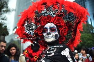 ผู้แต่งกายแฟนซีเป็น “Catrina” เข้าร่วมขบวน Catrinas Parade บนถนน Reforma Avenue ในเม็กซิโกซิตี้ (21 ต.ค.)