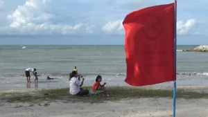 แหล่งท่องเที่ยวทางทะเลใน จ.สงขลา ยังปักธงแดงเตือนนักท่องเที่ยวคลื่นแรง