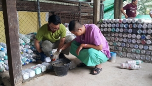 สุดยอด! หมอน่านสลัดเสื้อกาวน์นำชาวบ้านใช้ขวดพลาสติกแทนก้อนอิฐสร้างห้องน้ำ