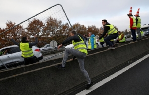 In Pics:  ผู้ประท้วงเกือบ 300,000 ปิดถนนทั่วฝรั่งเศสต้าน “มาครง” ขึ้นภาษีน้ำมัน เสียชีวิต 1