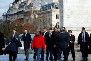 ประธานาธิบดีเอมมานูเอล มาครง ของฝรั่งเศส ลงพื้นที่สำรวจความเสียหายจากการจลาจลบริเวณประตูชัยของกรุงปารีส 