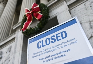  บรรดาสมาชิกรัฐสภาสหรัฐฯมุ่งหน้ากลับบ้านฉลองเทศกาลคริสตมาส โดยปล่อยให้หน่วยงานรัฐบาลบางส่วนต้องปิดทำการเพราะไม่มีงบประมาณเป็นวันที่ 3 ในวันจันทร์ (24 ธ.ค.) 