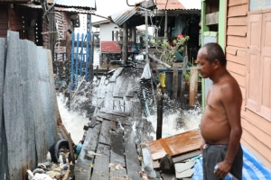 หางพายุ “ปาบึก” โหมคลื่นซัดชุมชนชายฝั่งตะวันออกหลายจุด เสียหายทั้งบ้านเรือน-ชายหาดท่องเที่ยว