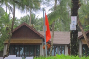 พังงาขึ้นธงแดงห้ามนักท่องเที่ยวลงเล่นน้ำทะเล เฝ้าระวังผลกระทบ “ปาบึก” พัดขึ้นฝั่ง