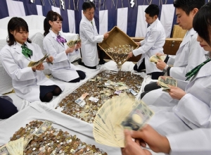 เปิดหีบเงินทำบุญปีใหม่ศาลเจ้า “ฟูชิมิอินาริ” เงินบาทเพียบ เช็คก็มี ลอตเตอรีก็มา