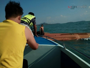 คลื่นซัดเรือประมงล่มกลางทะเลสมุย กู้ภัยเร่งช่วยเหลือลูกเรือ 4 ชีวิตปลอดภัย