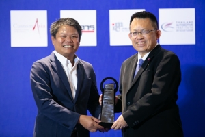 สร้างสรรค์นวัตกรรม / มาสด้า โดย อุทัย เรืองศักดิ์ ผู้จัดการอาวุโสส่วนงานประชาสัมพันธ์ มาสด้า เซลส์ ประเทศไทย รับรางวัล (ได้รางวัลนี้ 5 ปีติดต่อกัน ในปีนี้จึงรับรางวัล Excellent Award ด้วย) 