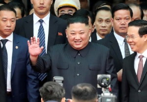 ผู้นำคิม จองอึน แห่งเกาหลีเหนือโบกมือทักทายเจ้าหน้าที่และประชาชนชาวเวียดนามที่มารอต้อนรับที่สถานีรถไฟด่งดัง (Dong Dang) ซึ่งอยู่ติดชายแดนจีน เมื่อช่วงเช้าวันนี้ (26 ก.พ.) 