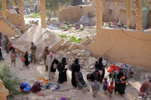 นักรบรัฐอิสลาม(ไอเอส)ละครอบครัวยอมจำนนต่อกองกำลังประชาธิปไตยซีเรีย (เอสดีเอฟ) ในหมู่บ้านบากูซ จังหวัดเดอีร์อัลซอร์ของซีเรีย ในวันที่ 12 มีนาคม