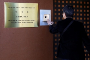นักข่าวเกาหลีใต้กดกระดิ่งที่ประตูของสถานทูตเกาหลีเหนือในสเปน